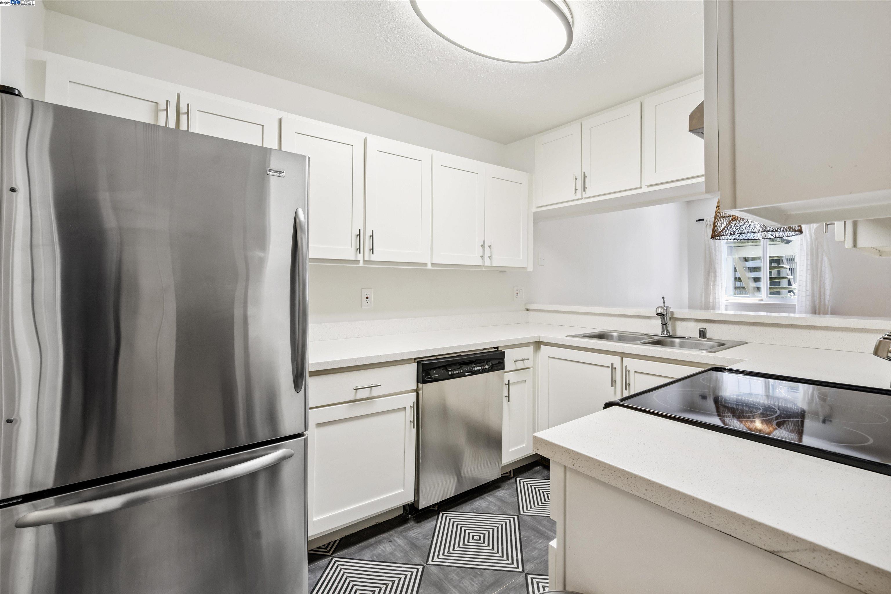 Detail Gallery Image 8 of 27 For 760 Canyon Oaks Dr #D,  Oakland,  CA 94605 - 2 Beds | 2 Baths