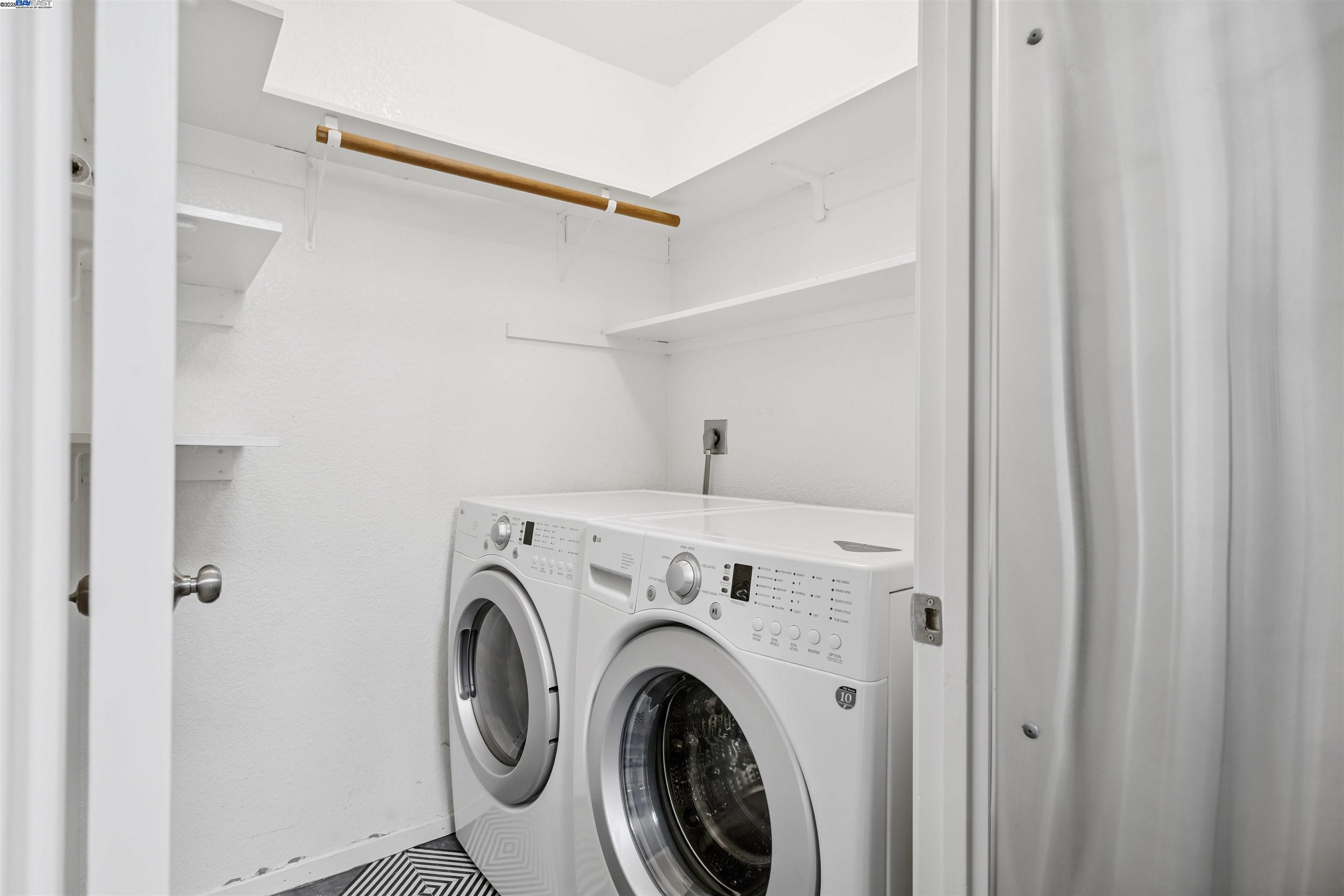 Detail Gallery Image 9 of 27 For 760 Canyon Oaks Dr #D,  Oakland,  CA 94605 - 2 Beds | 2 Baths