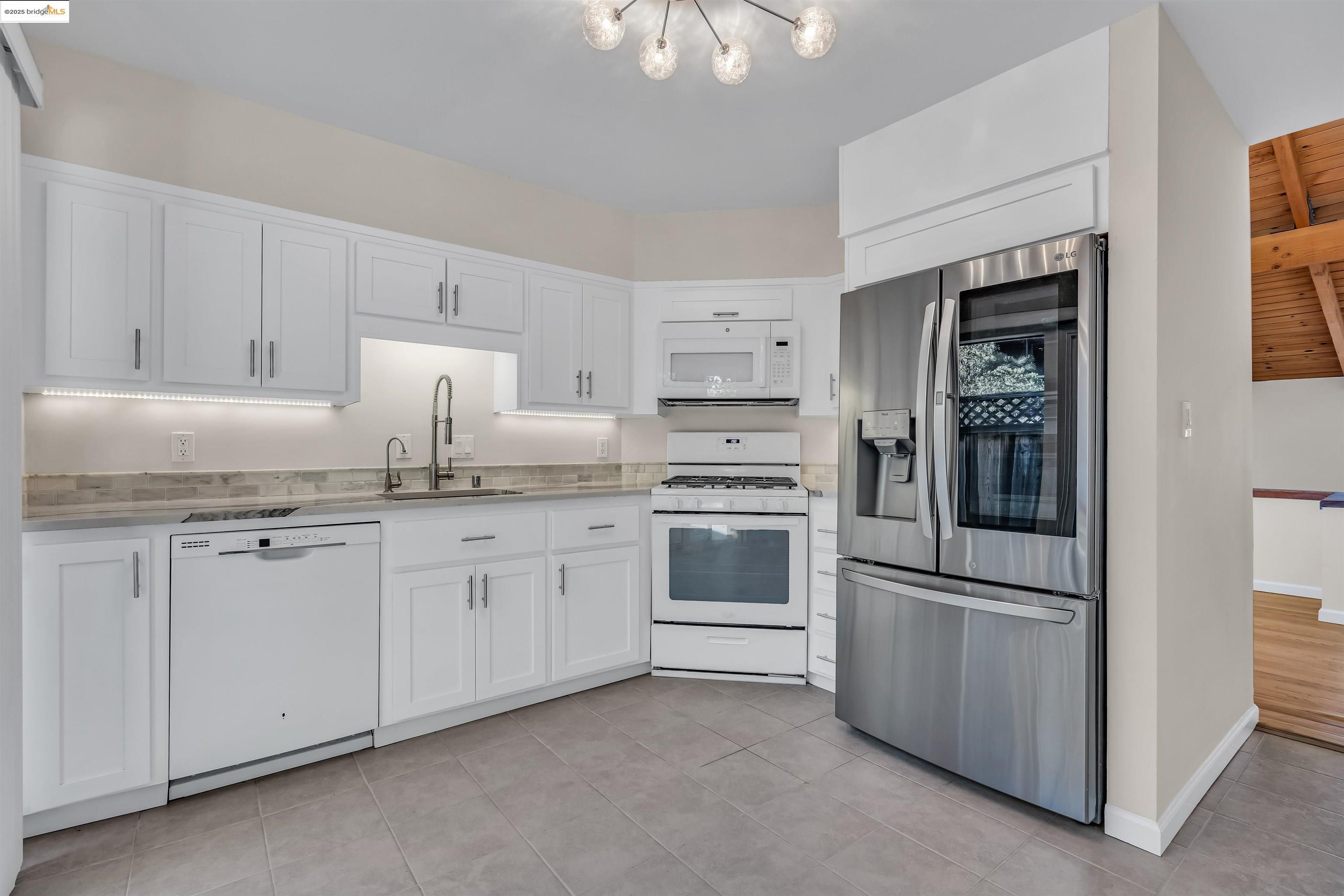 Detail Gallery Image 24 of 59 For 57 Sereno Cir, Oakland,  CA 94619 - 2 Beds | 2 Baths