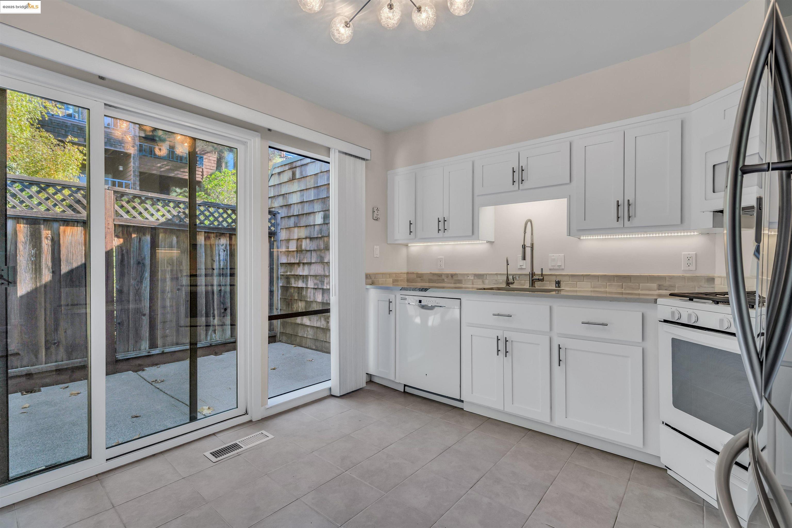 Detail Gallery Image 26 of 59 For 57 Sereno Cir, Oakland,  CA 94619 - 2 Beds | 2 Baths