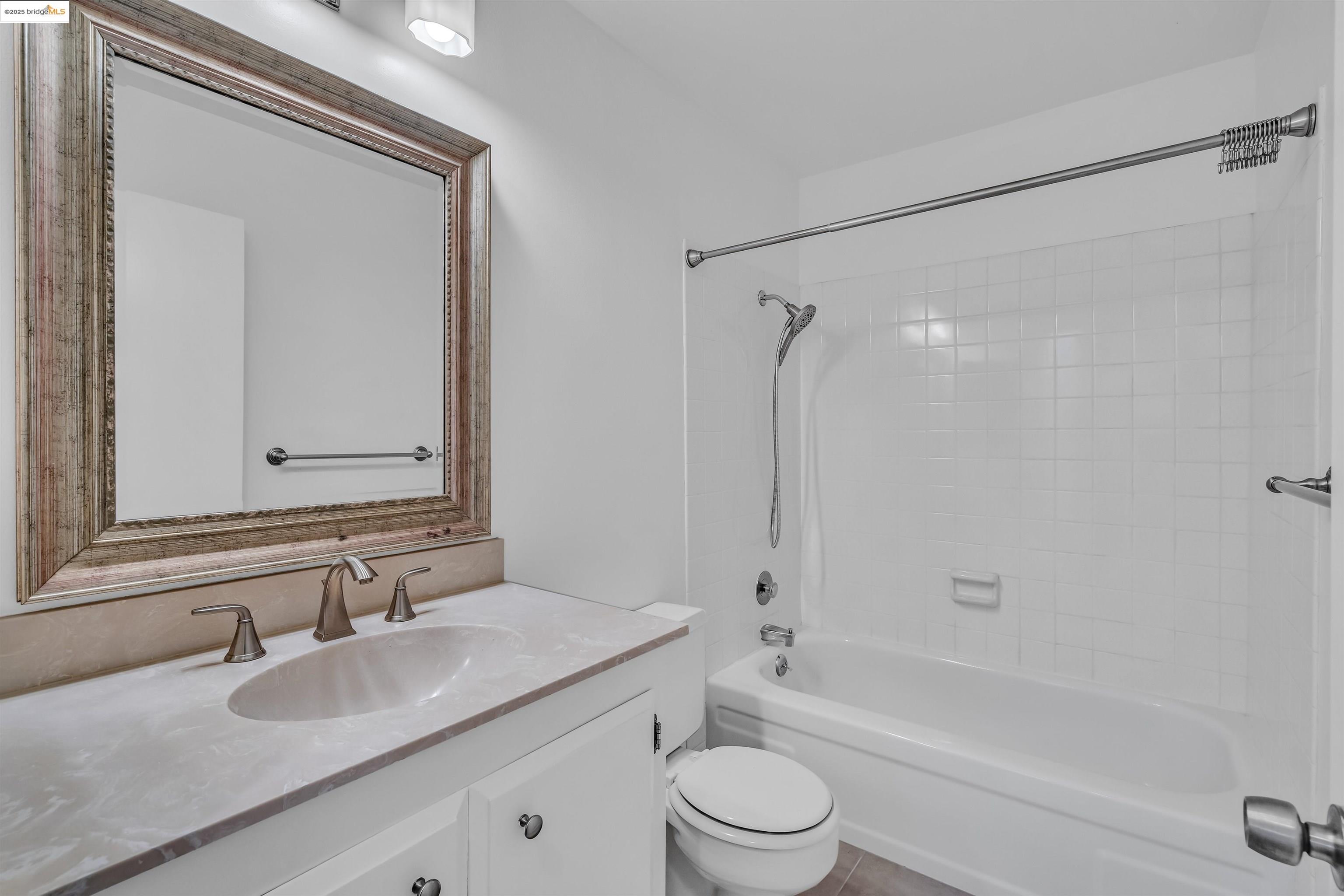 Detail Gallery Image 35 of 59 For 57 Sereno Cir, Oakland,  CA 94619 - 2 Beds | 2 Baths