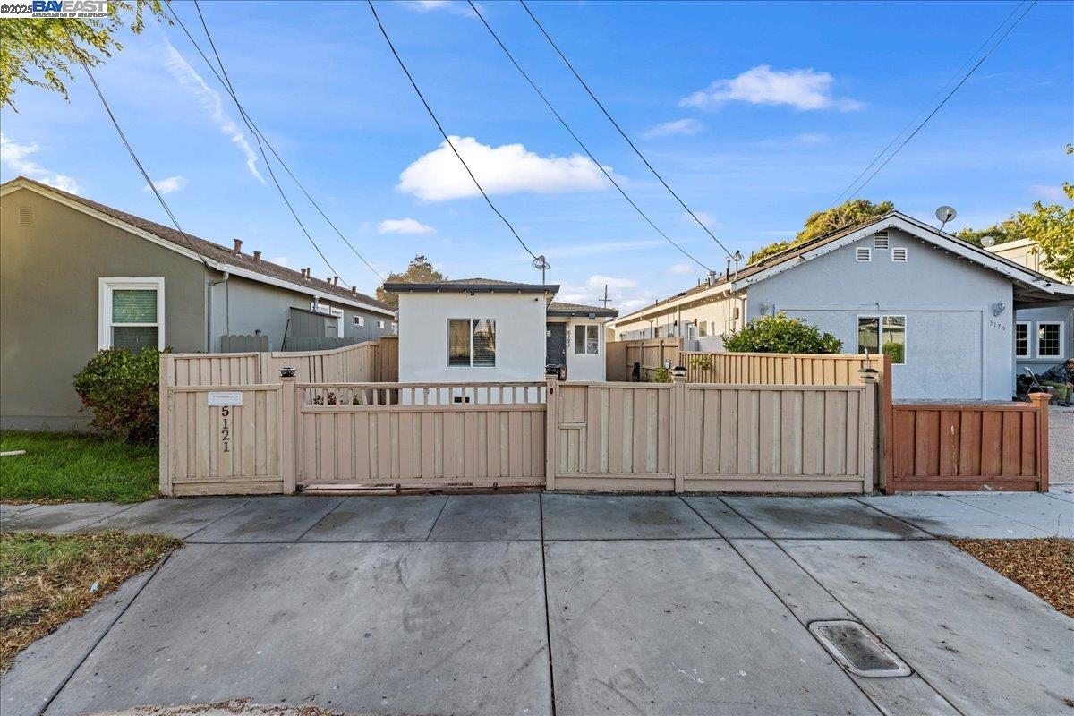 Detail Gallery Image 1 of 33 For 5121 Burlingame Ave, Richmond,  CA 94804 - 3 Beds | 1 Baths