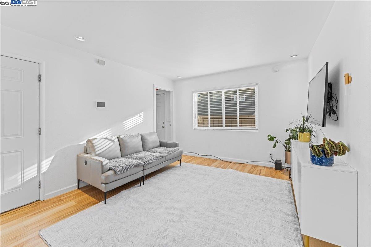Detail Gallery Image 12 of 33 For 5121 Burlingame Ave, Richmond,  CA 94804 - 3 Beds | 1 Baths