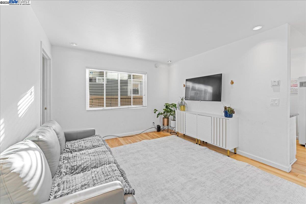 Detail Gallery Image 14 of 33 For 5121 Burlingame Ave, Richmond,  CA 94804 - 3 Beds | 1 Baths
