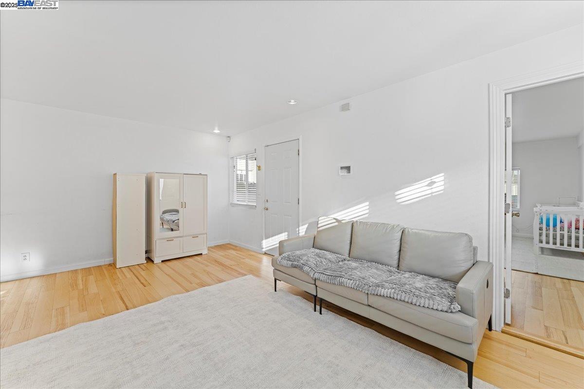 Detail Gallery Image 15 of 33 For 5121 Burlingame Ave, Richmond,  CA 94804 - 3 Beds | 1 Baths