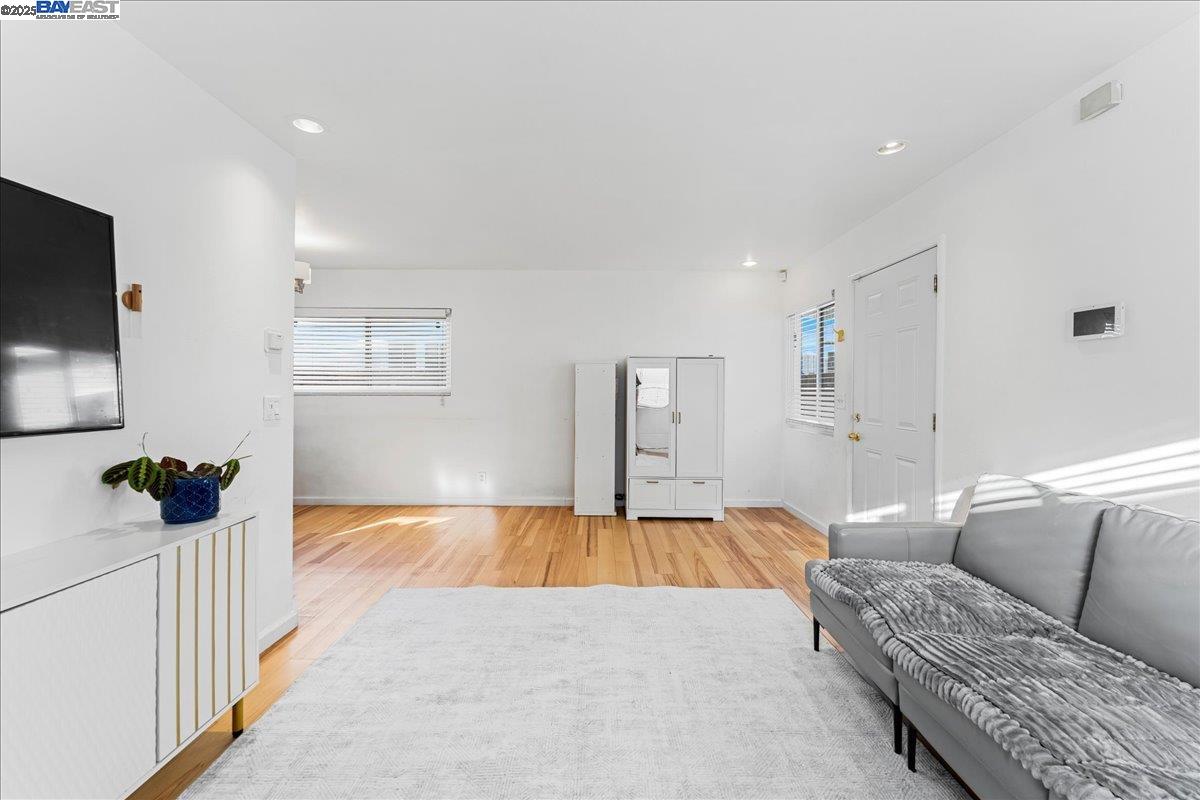 Detail Gallery Image 16 of 33 For 5121 Burlingame Ave, Richmond,  CA 94804 - 3 Beds | 1 Baths