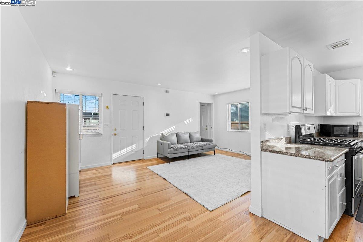 Detail Gallery Image 17 of 33 For 5121 Burlingame Ave, Richmond,  CA 94804 - 3 Beds | 1 Baths