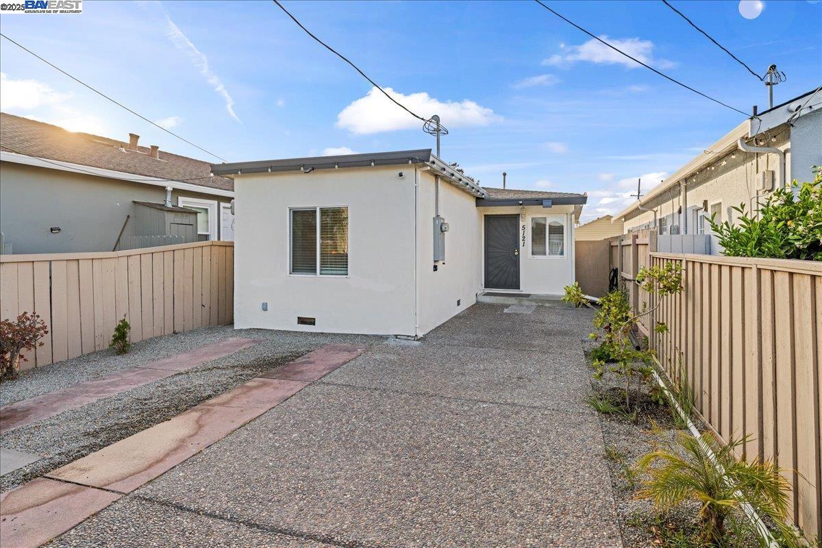 Detail Gallery Image 3 of 33 For 5121 Burlingame Ave, Richmond,  CA 94804 - 3 Beds | 1 Baths