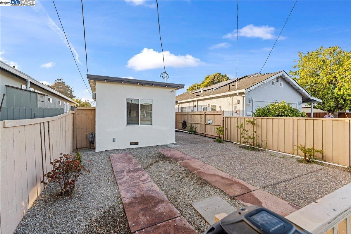 Detail Gallery Image 4 of 33 For 5121 Burlingame Ave, Richmond,  CA 94804 - 3 Beds | 1 Baths