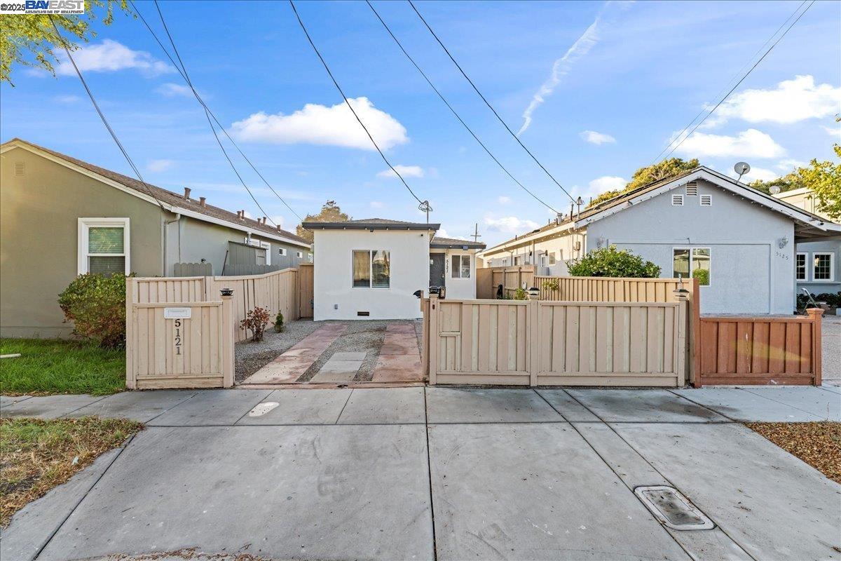 Detail Gallery Image 6 of 33 For 5121 Burlingame Ave, Richmond,  CA 94804 - 3 Beds | 1 Baths