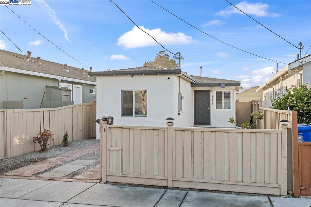 Detail Gallery Image 7 of 33 For 5121 Burlingame Ave, Richmond,  CA 94804 - 3 Beds | 1 Baths