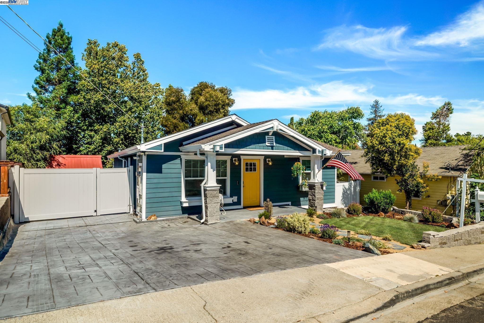 Detail Gallery Image 2 of 48 For 2141 Pomona, Martinez,  CA 94553 - 3 Beds | 2 Baths