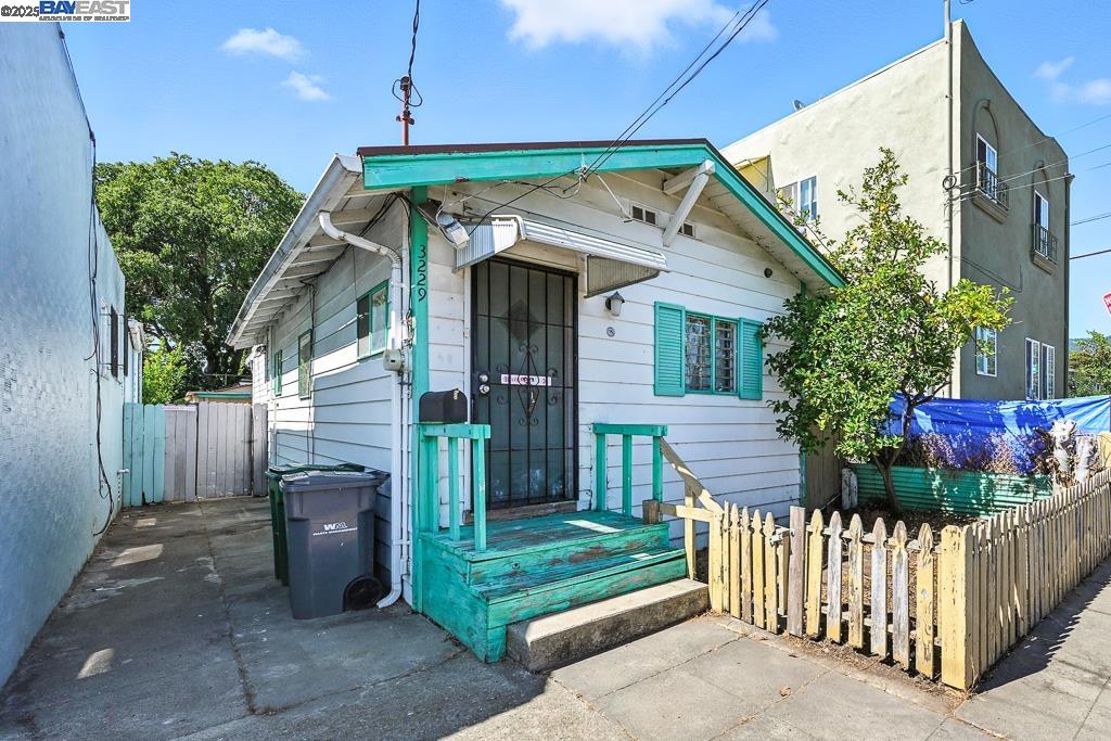 Detail Gallery Image 2 of 37 For 3229 Star Ave, Oakland,  CA 94619 - 1 Beds | 1 Baths