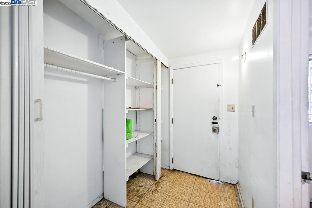 Detail Gallery Image 28 of 37 For 3229 Star Ave, Oakland,  CA 94619 - 1 Beds | 1 Baths