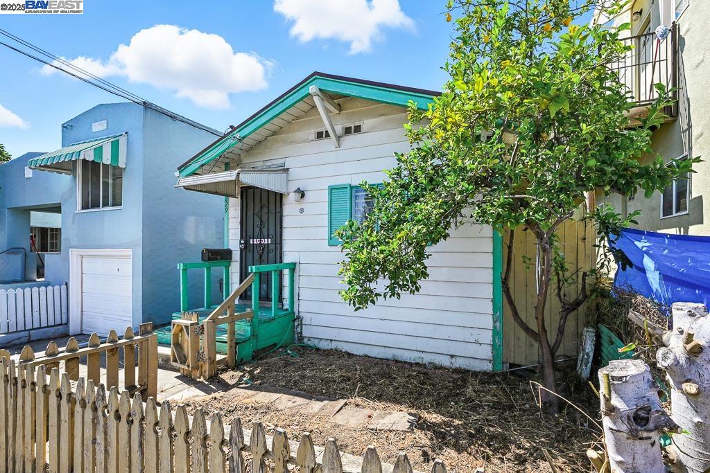 Detail Gallery Image 4 of 37 For 3229 Star Ave, Oakland,  CA 94619 - 1 Beds | 1 Baths