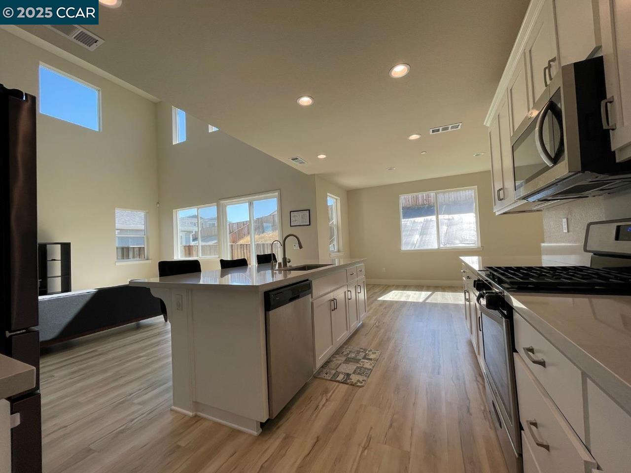 Detail Gallery Image 7 of 17 For 5541 Promontory Way, Antioch,  CA 94531 - 5 Beds | 4 Baths