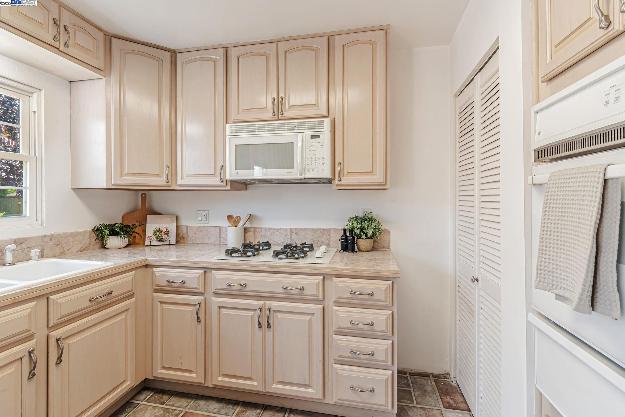 Detail Gallery Image 7 of 29 For 1456 Timothy, San Leandro,  CA 94577-2326 - 3 Beds | 1 Baths