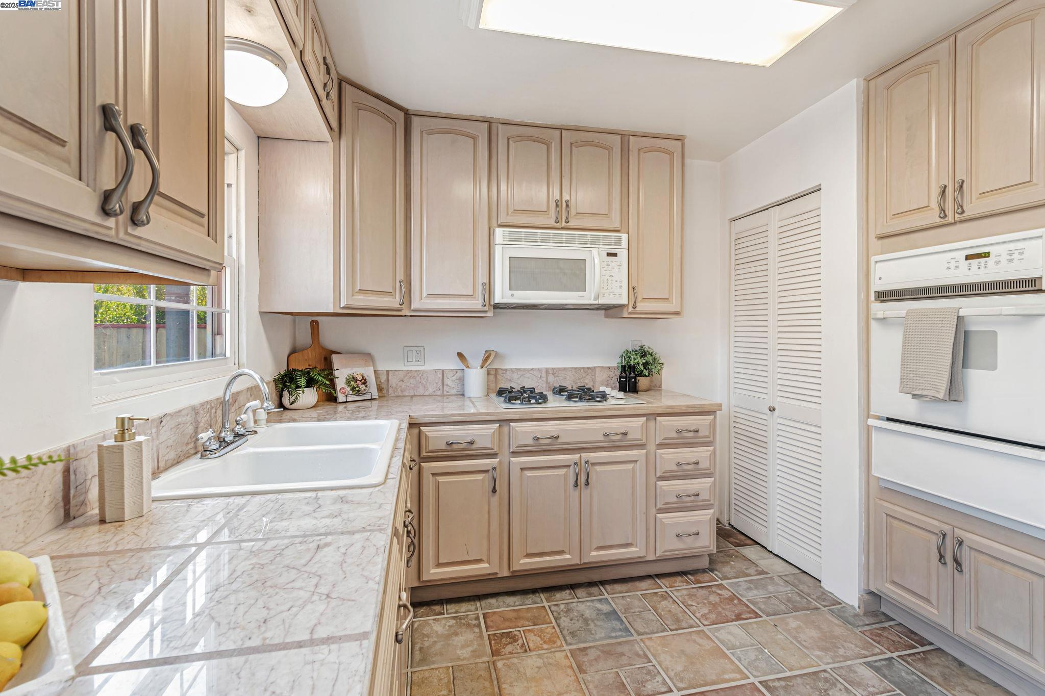 Detail Gallery Image 6 of 29 For 1456 Timothy, San Leandro,  CA 94577-2326 - 3 Beds | 1 Baths