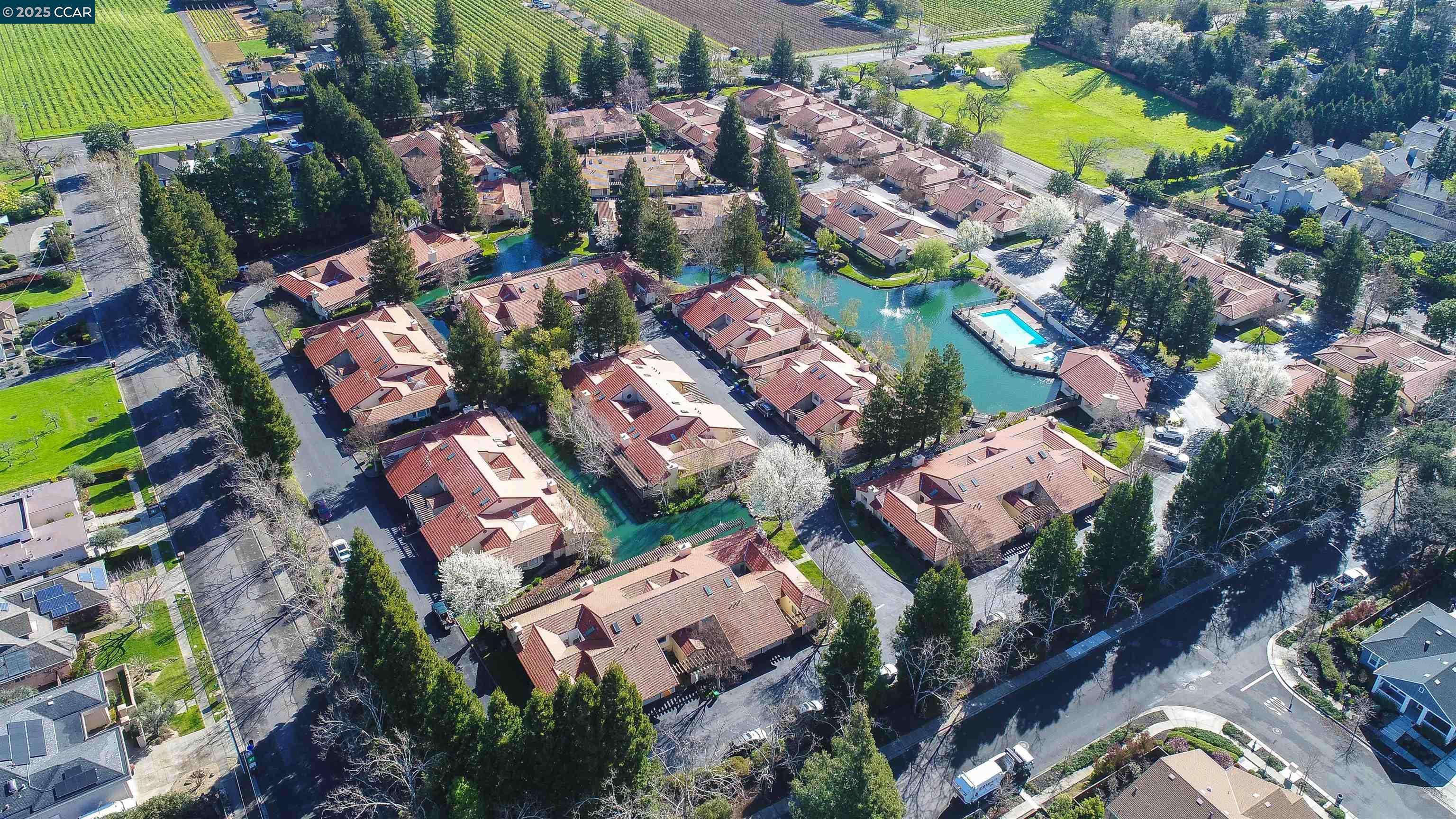 Detail Gallery Image 3 of 26 For 11 Fountain Grove Cir, Napa,  CA 94558 - 2 Beds | 2 Baths