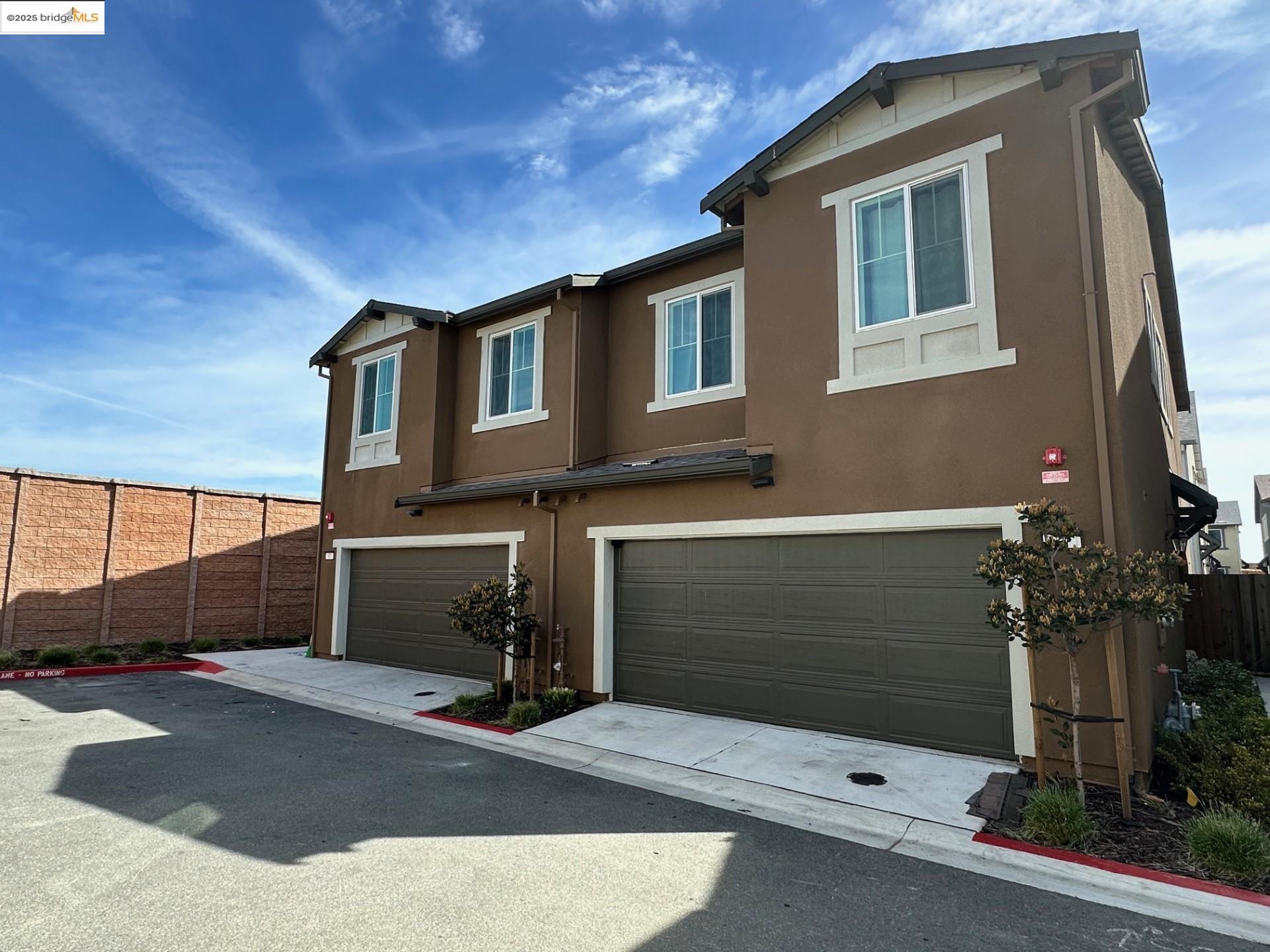 Detail Gallery Image 1 of 16 For 43 Fern Ln, Pittsburg,  CA 94565 - 3 Beds | 2/1 Baths
