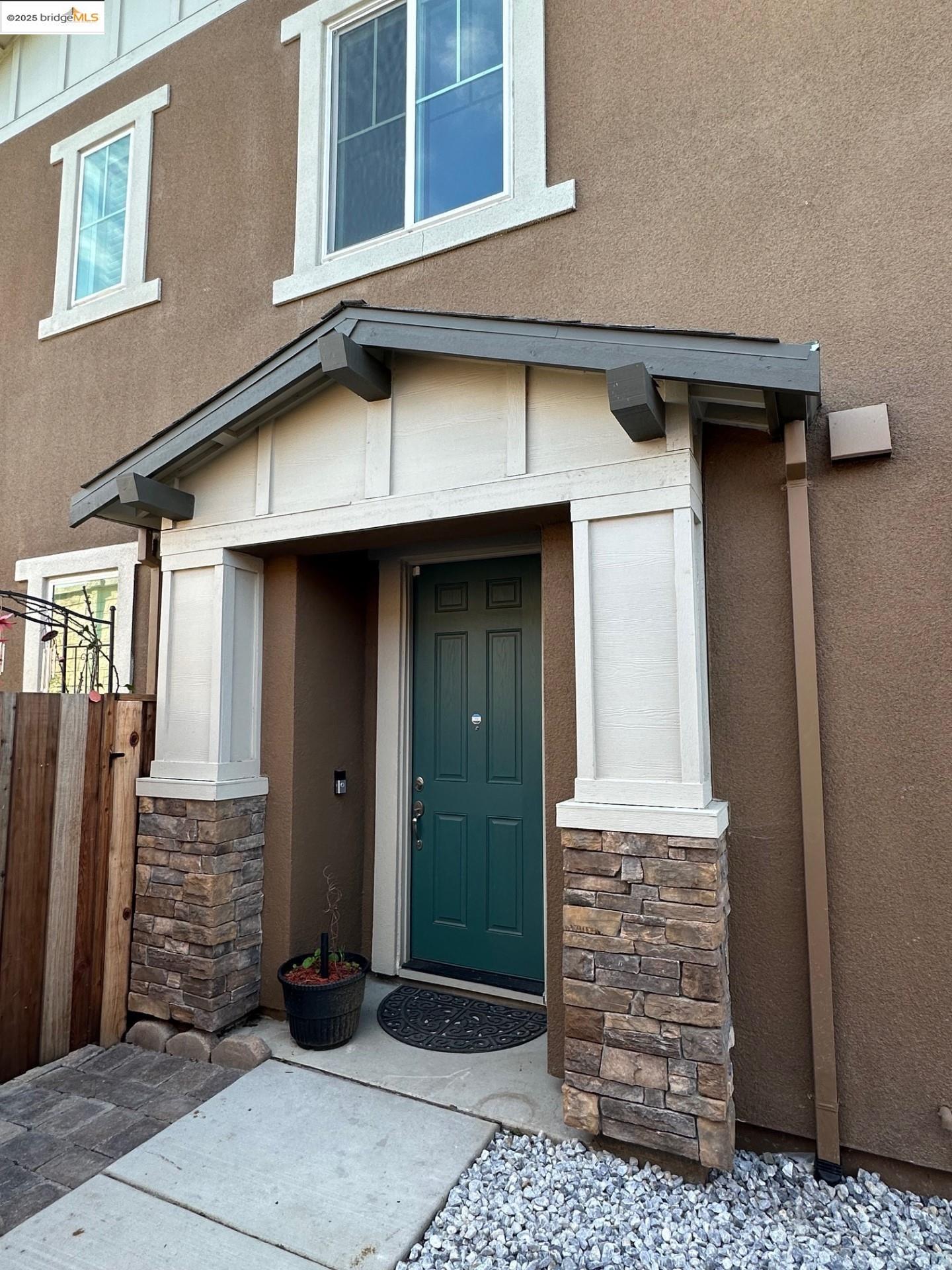 Detail Gallery Image 3 of 16 For 43 Fern Ln, Pittsburg,  CA 94565 - 3 Beds | 2/1 Baths