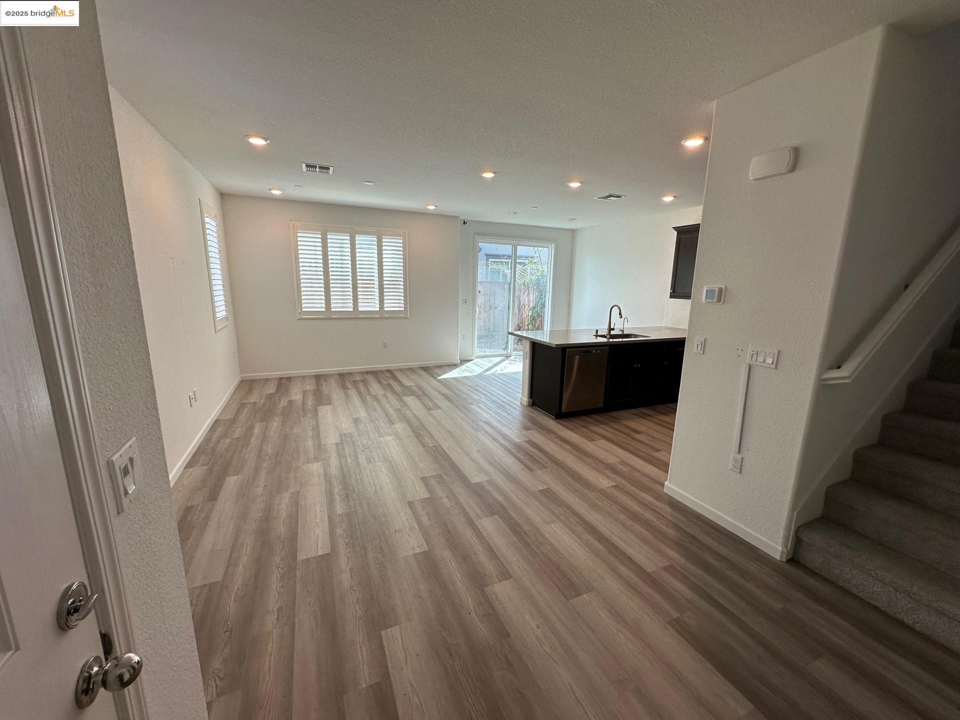Detail Gallery Image 4 of 16 For 43 Fern Ln, Pittsburg,  CA 94565 - 3 Beds | 2/1 Baths