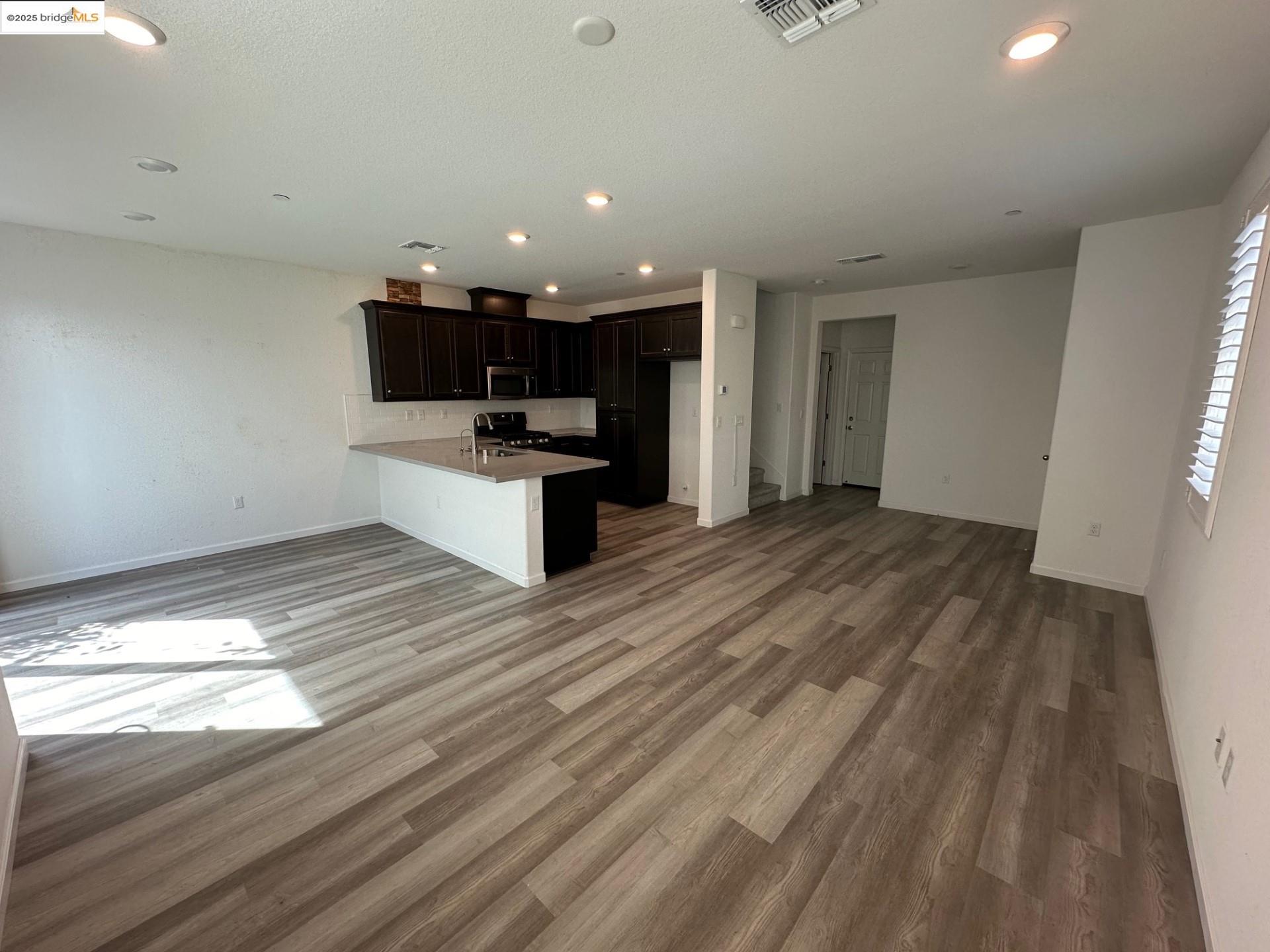 Detail Gallery Image 5 of 16 For 43 Fern Ln, Pittsburg,  CA 94565 - 3 Beds | 2/1 Baths