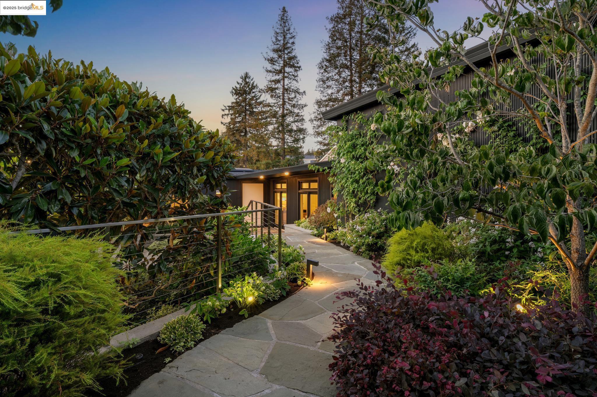 Detail Gallery Image 2 of 59 For 7 Requa Place, Piedmont,  CA 94611 - 4 Beds | 4 Baths