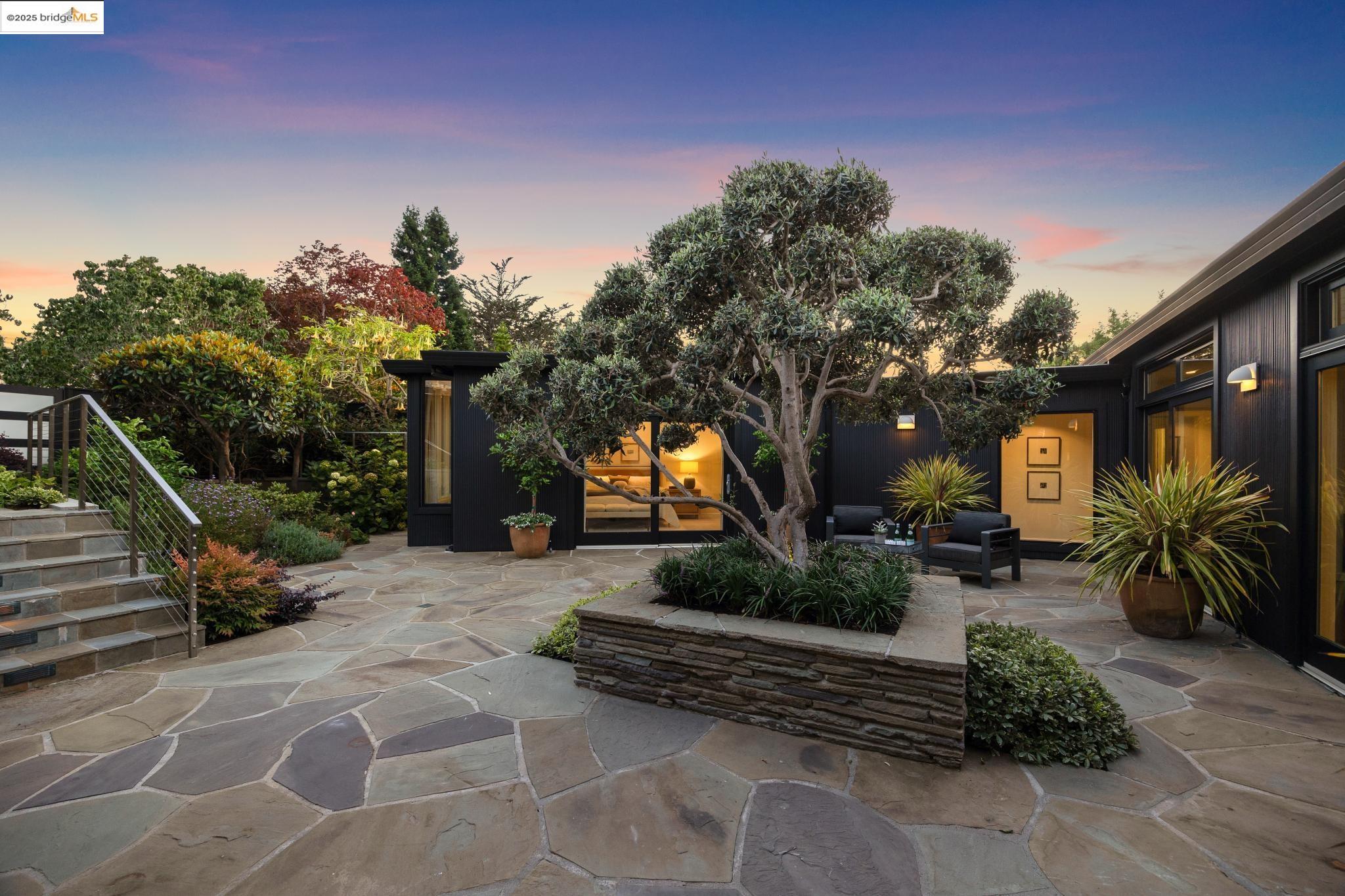 Detail Gallery Image 12 of 59 For 7 Requa Place, Piedmont,  CA 94611 - 4 Beds | 4 Baths