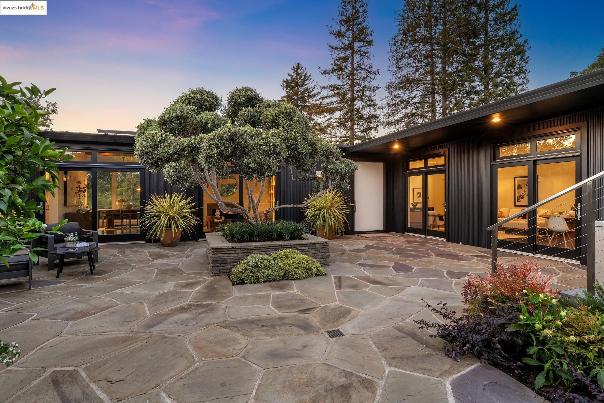 Detail Gallery Image 4 of 59 For 7 Requa Place, Piedmont,  CA 94611 - 4 Beds | 4 Baths