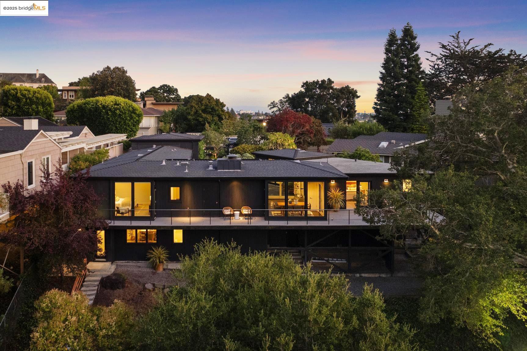 Detail Gallery Image 7 of 59 For 7 Requa Place, Piedmont,  CA 94611 - 4 Beds | 4 Baths