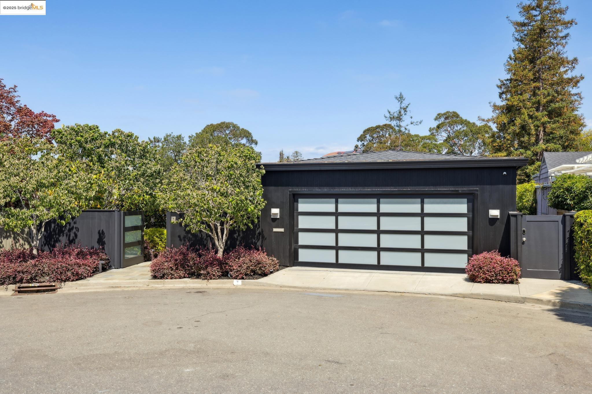 Detail Gallery Image 8 of 59 For 7 Requa Place, Piedmont,  CA 94611 - 4 Beds | 4 Baths