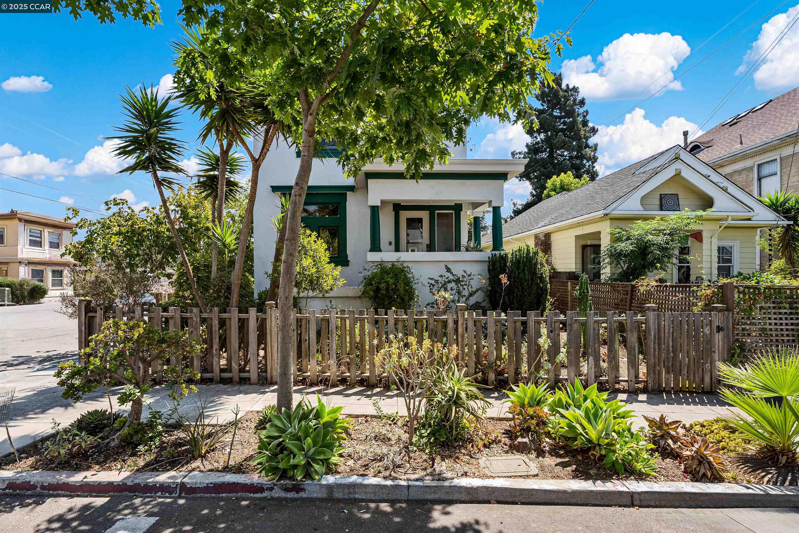 Detail Gallery Image 2 of 46 For 2840 11th Ave, Oakland,  CA 94610 - 3 Beds | 2 Baths