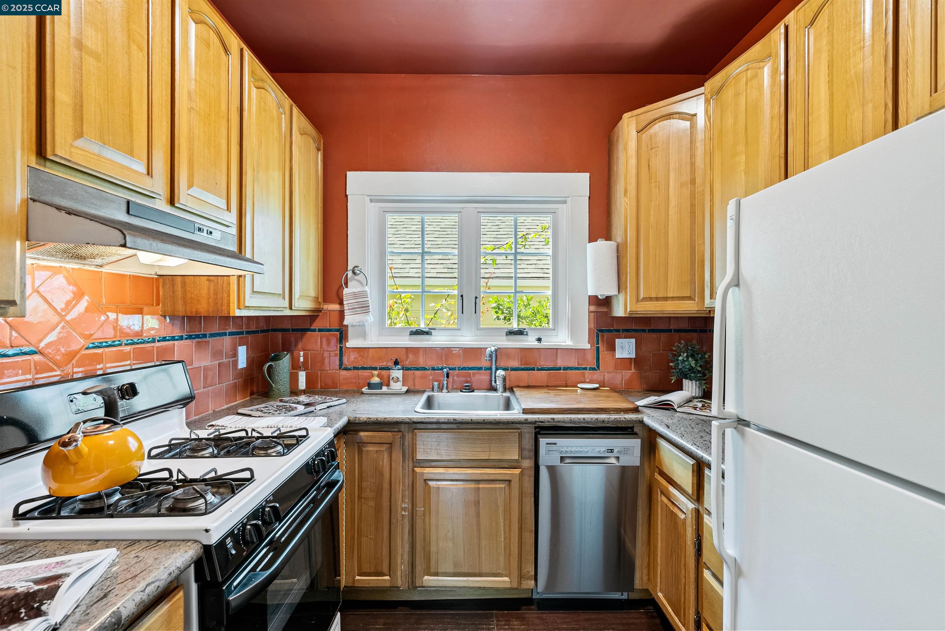 Detail Gallery Image 17 of 46 For 2840 11th Ave, Oakland,  CA 94610 - 3 Beds | 2 Baths
