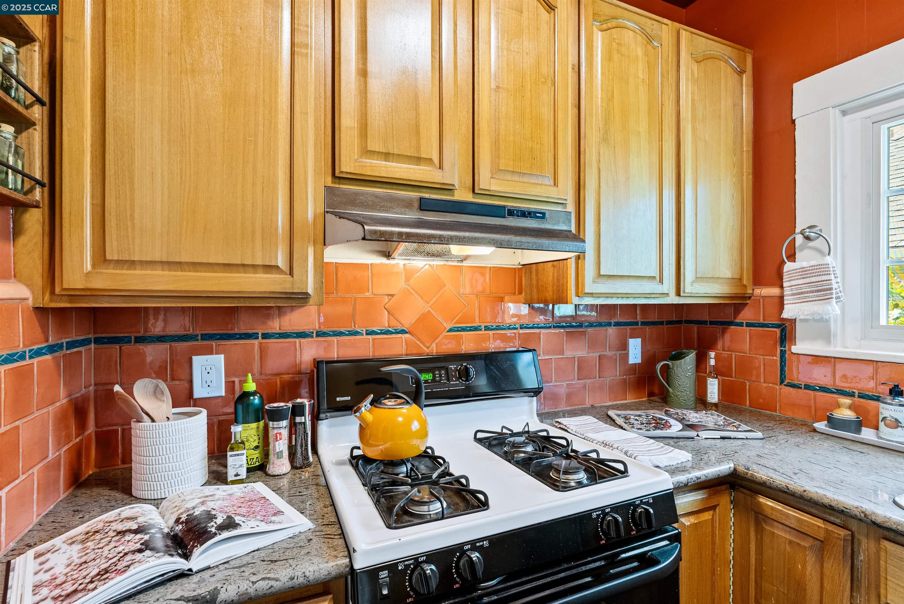 Detail Gallery Image 18 of 46 For 2840 11th Ave, Oakland,  CA 94610 - 3 Beds | 2 Baths