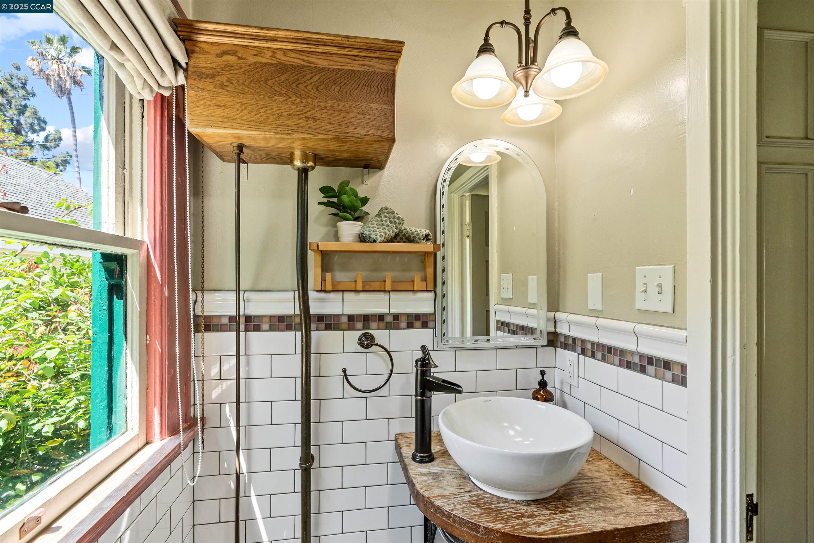 Detail Gallery Image 20 of 46 For 2840 11th Ave, Oakland,  CA 94610 - 3 Beds | 2 Baths
