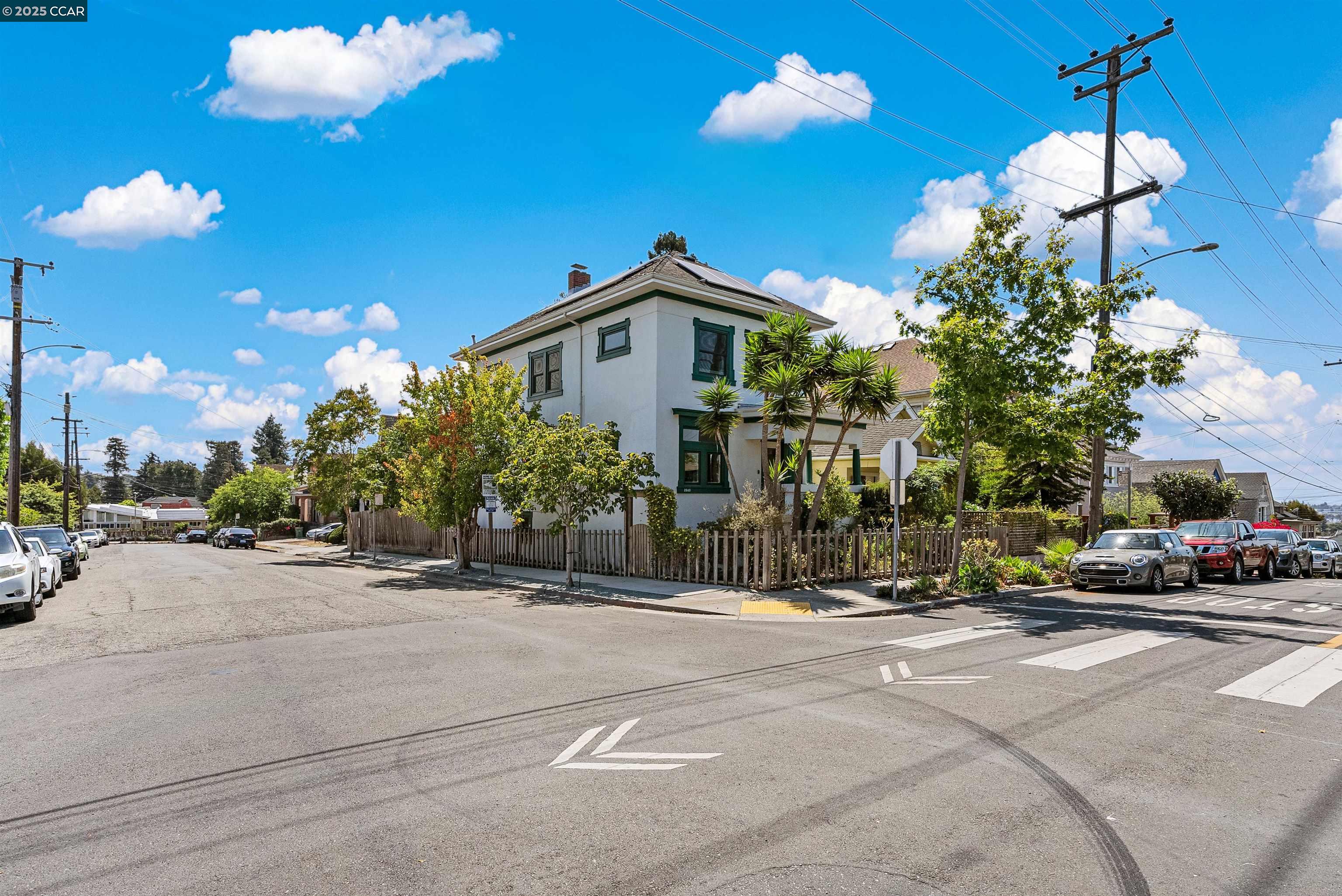 Detail Gallery Image 3 of 46 For 2840 11th Ave, Oakland,  CA 94610 - 3 Beds | 2 Baths