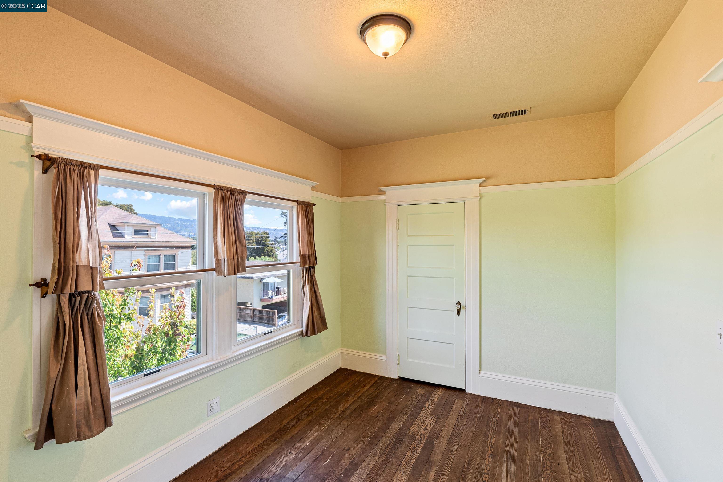 Detail Gallery Image 25 of 46 For 2840 11th Ave, Oakland,  CA 94610 - 3 Beds | 2 Baths