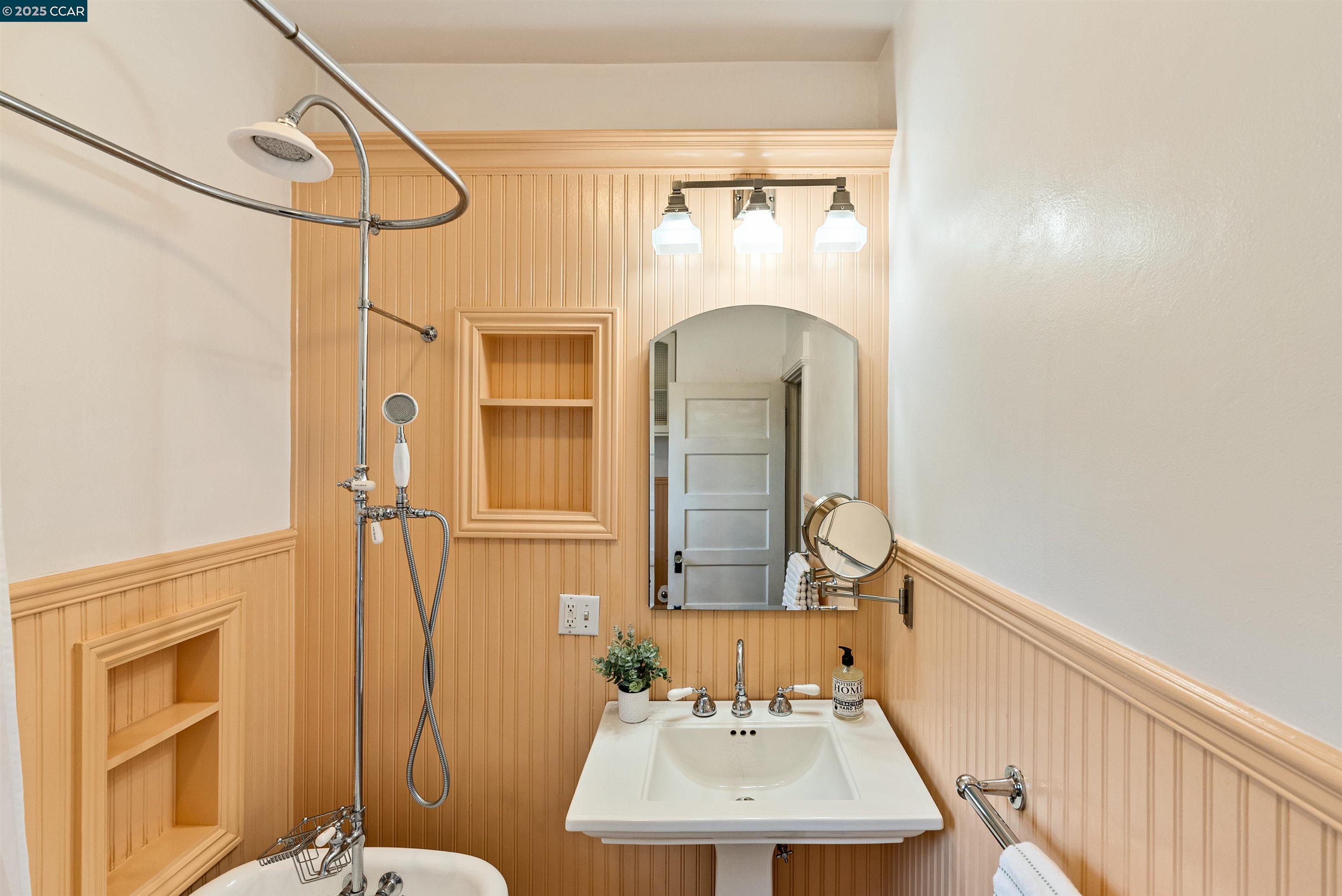Detail Gallery Image 27 of 46 For 2840 11th Ave, Oakland,  CA 94610 - 3 Beds | 2 Baths