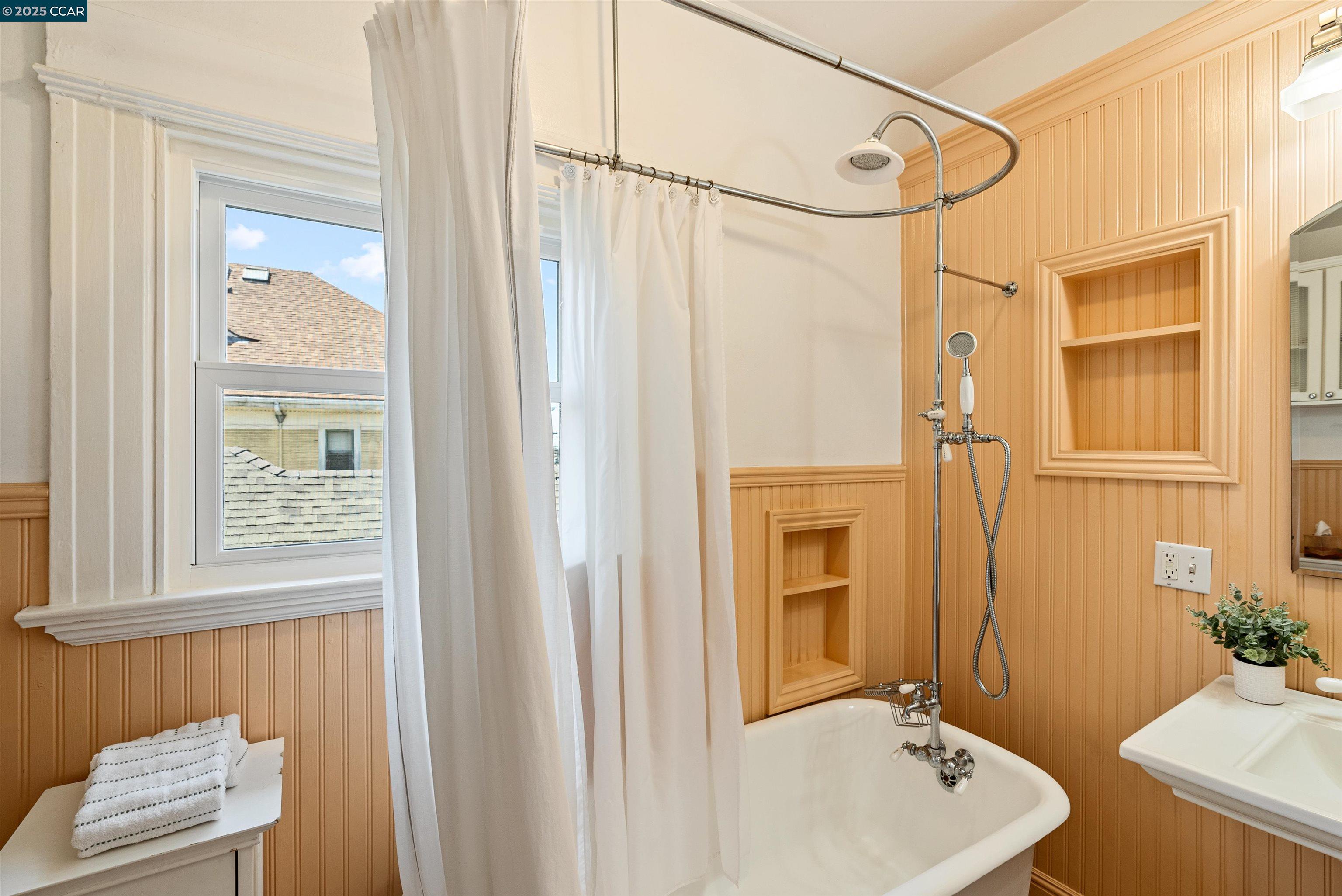 Detail Gallery Image 28 of 46 For 2840 11th Ave, Oakland,  CA 94610 - 3 Beds | 2 Baths