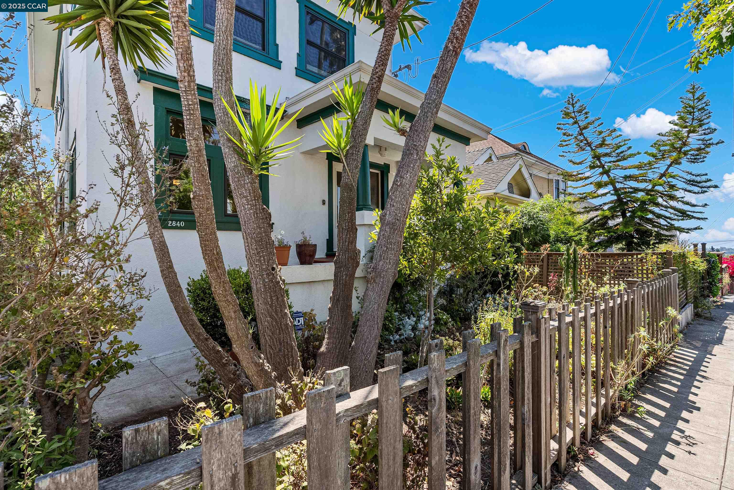 Detail Gallery Image 5 of 46 For 2840 11th Ave, Oakland,  CA 94610 - 3 Beds | 2 Baths