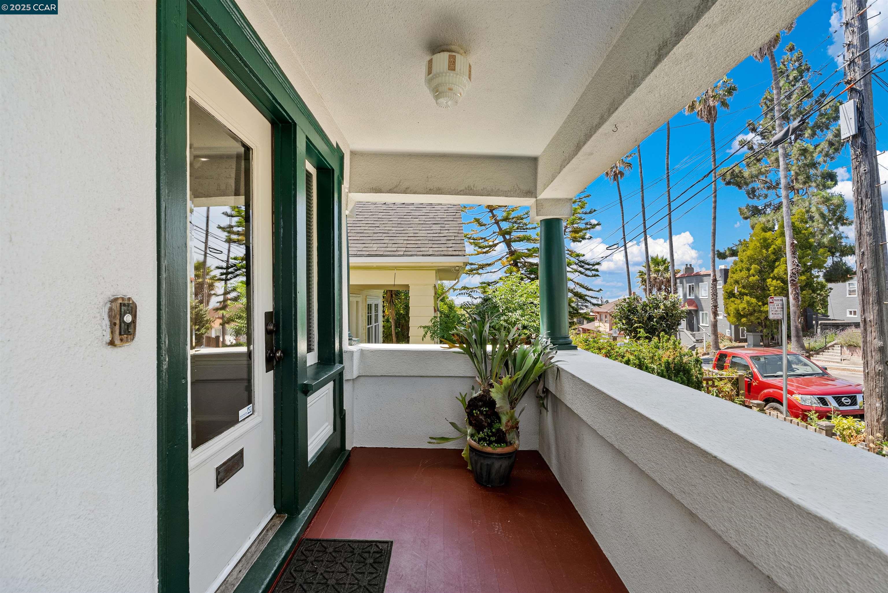 Detail Gallery Image 6 of 46 For 2840 11th Ave, Oakland,  CA 94610 - 3 Beds | 2 Baths