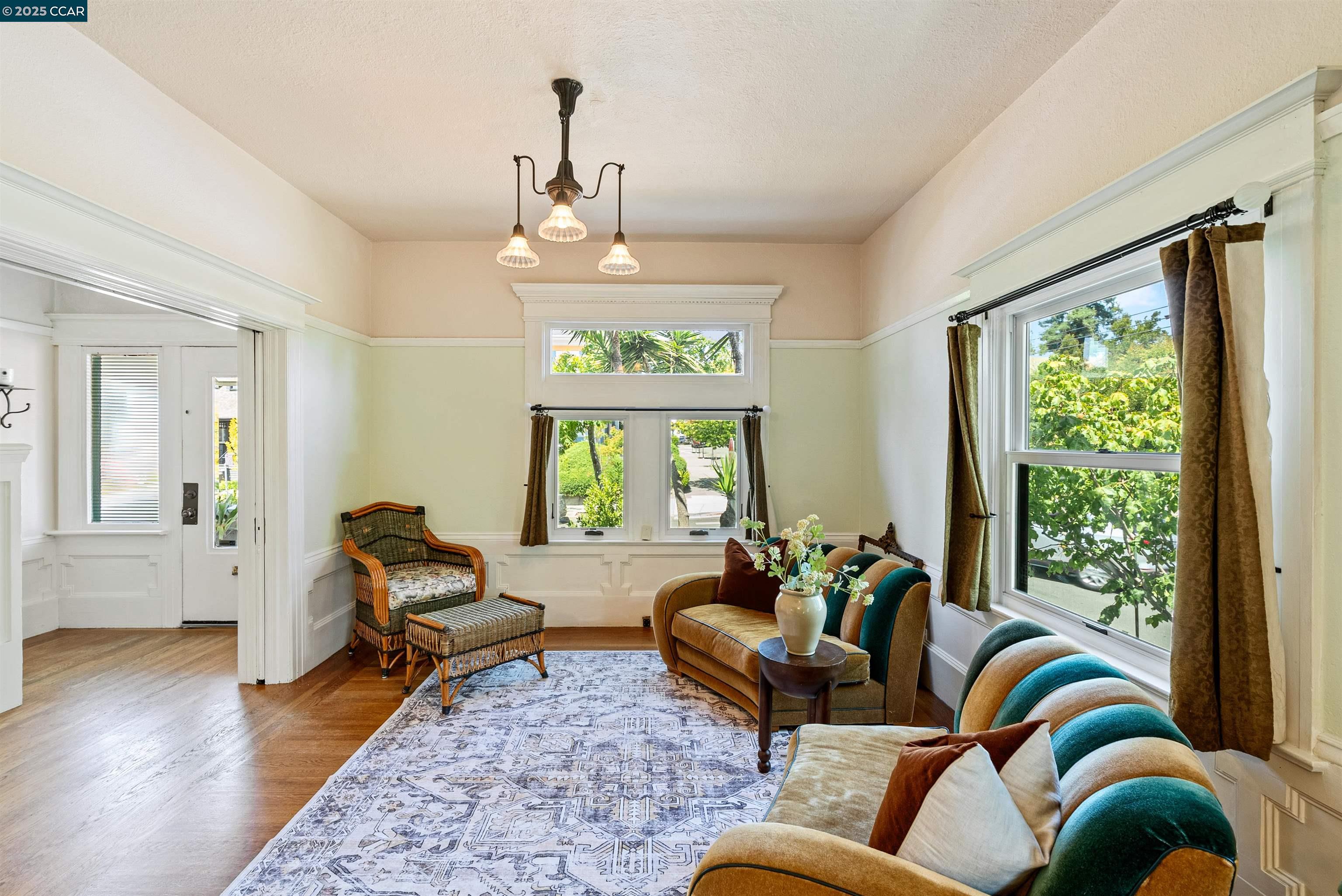 Detail Gallery Image 8 of 46 For 2840 11th Ave, Oakland,  CA 94610 - 3 Beds | 2 Baths
