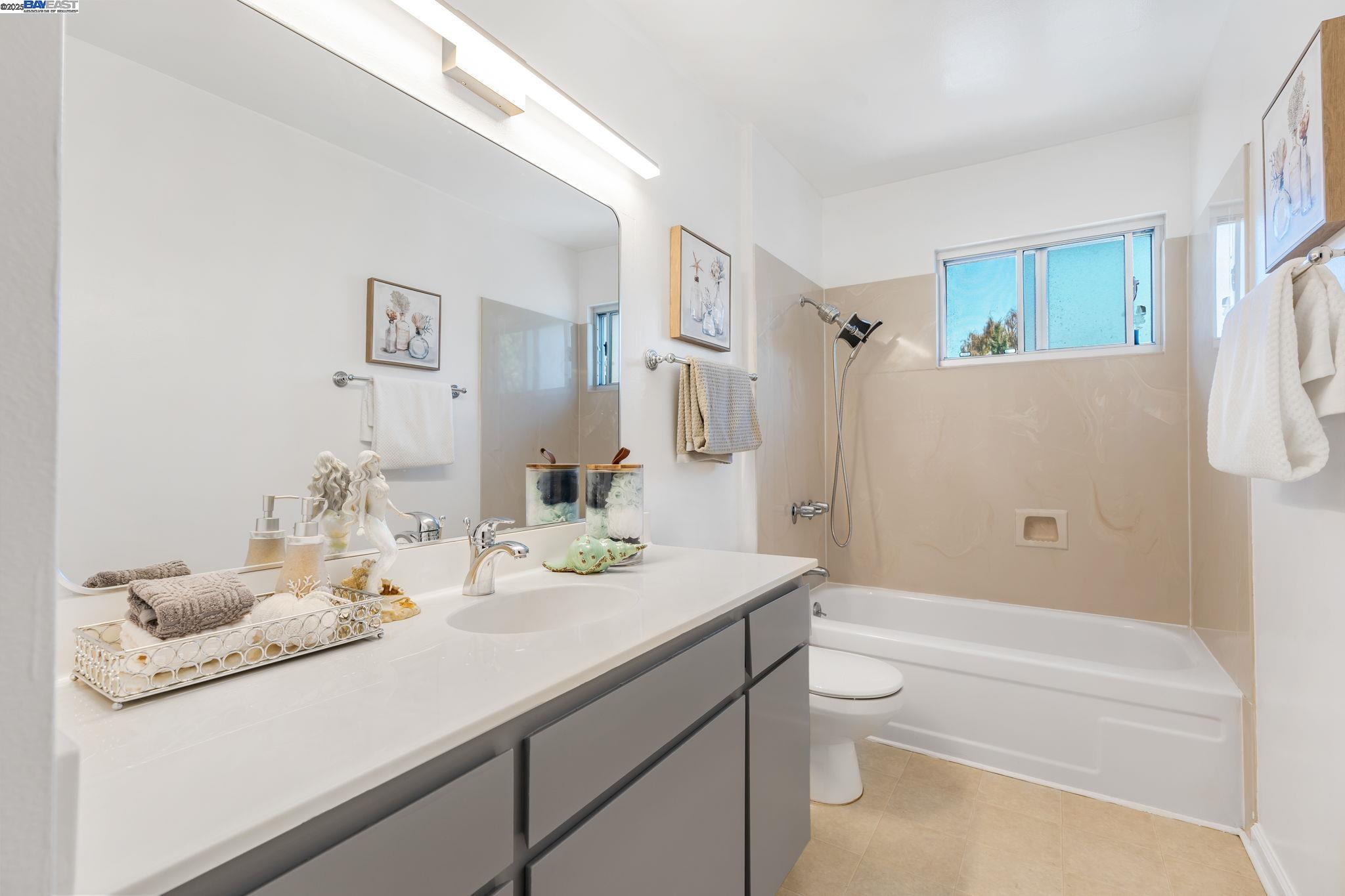 Detail Gallery Image 28 of 44 For 1233 Broadway #D,  Alameda,  CA 94501 - 3 Beds | 2 Baths