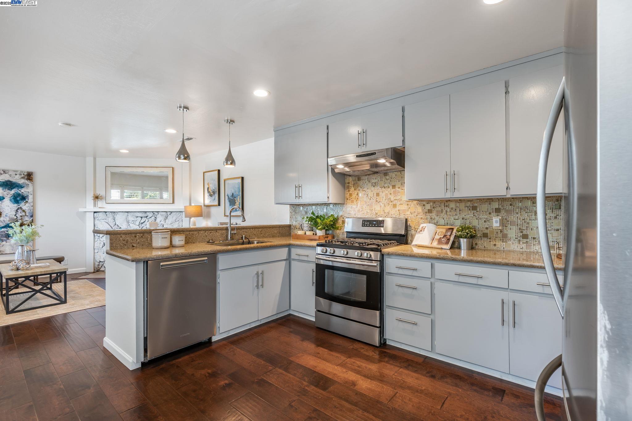 Detail Gallery Image 7 of 44 For 1233 Broadway #D,  Alameda,  CA 94501 - 3 Beds | 2 Baths