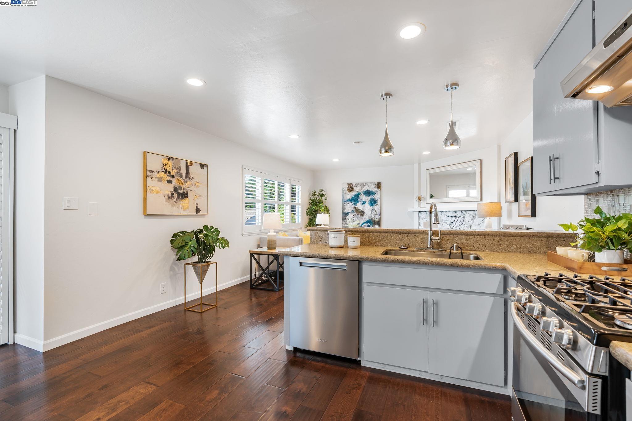 Detail Gallery Image 9 of 44 For 1233 Broadway #D,  Alameda,  CA 94501 - 3 Beds | 2 Baths