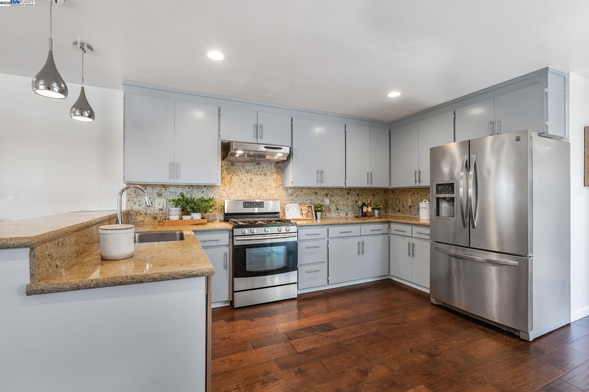 Detail Gallery Image 10 of 44 For 1233 Broadway #D,  Alameda,  CA 94501 - 3 Beds | 2 Baths