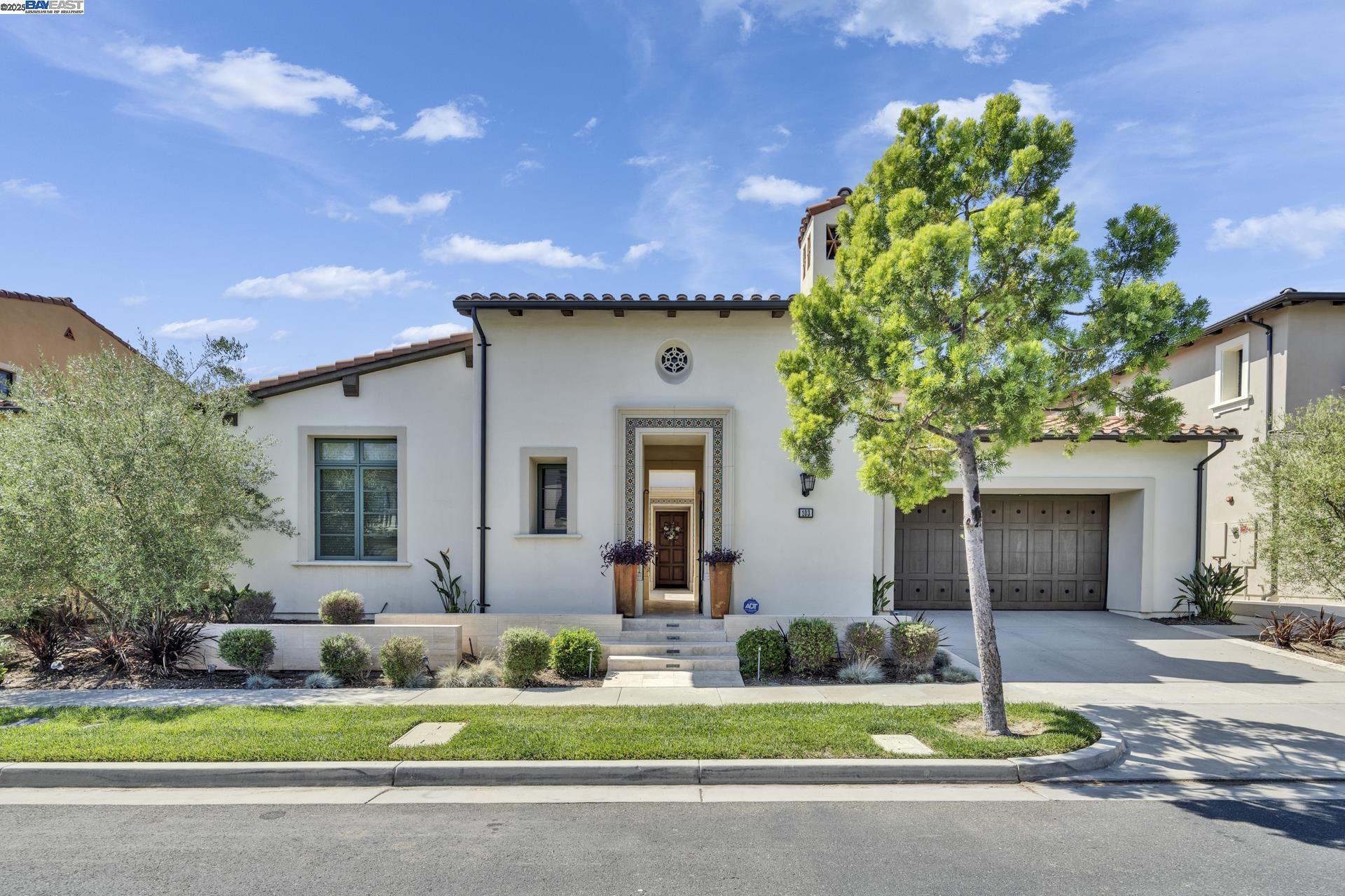 Detail Gallery Image 1 of 50 For 103 Crosswinds, Irvine,  CA 92602 - 5 Beds | 5/1 Baths