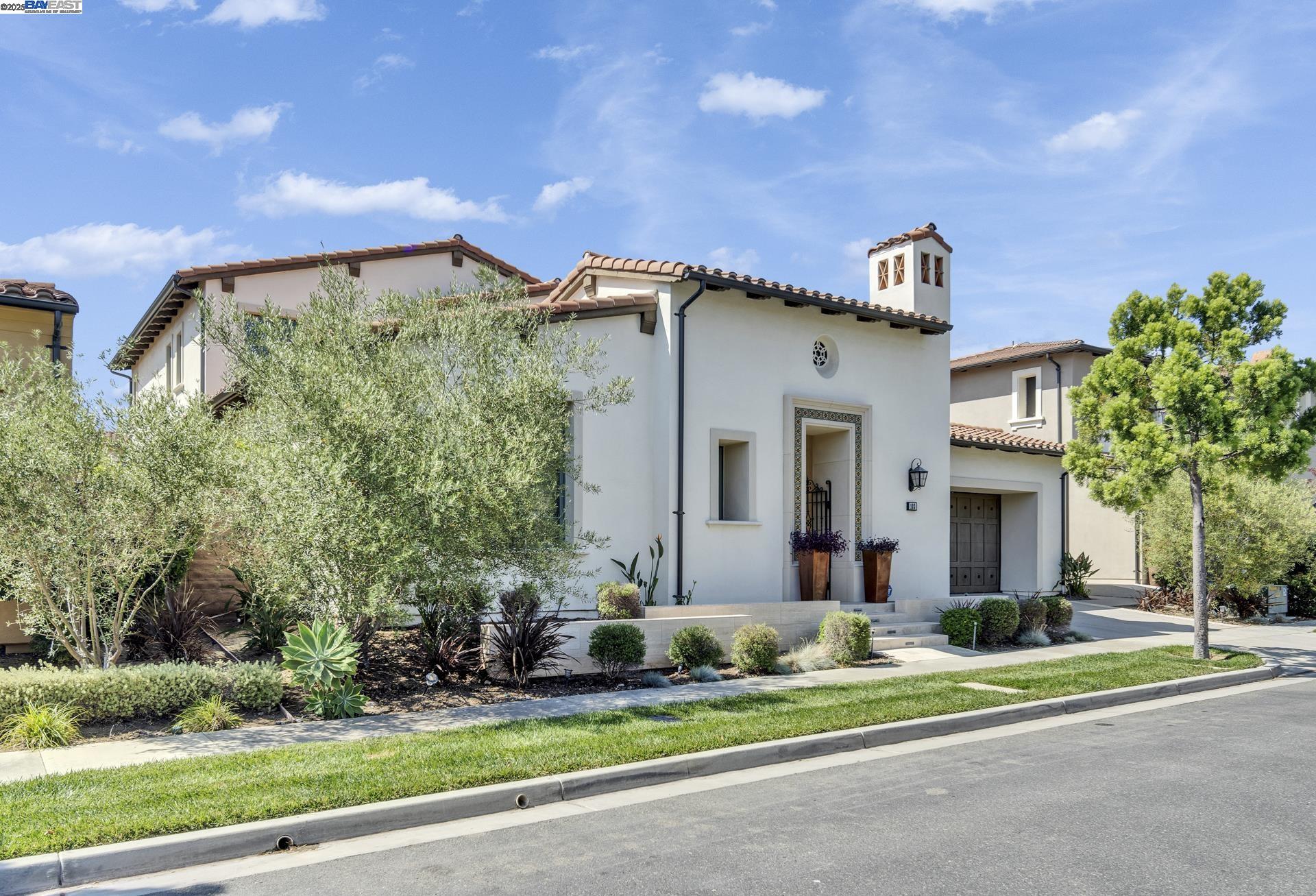 Detail Gallery Image 2 of 50 For 103 Crosswinds, Irvine,  CA 92602 - 5 Beds | 5/1 Baths