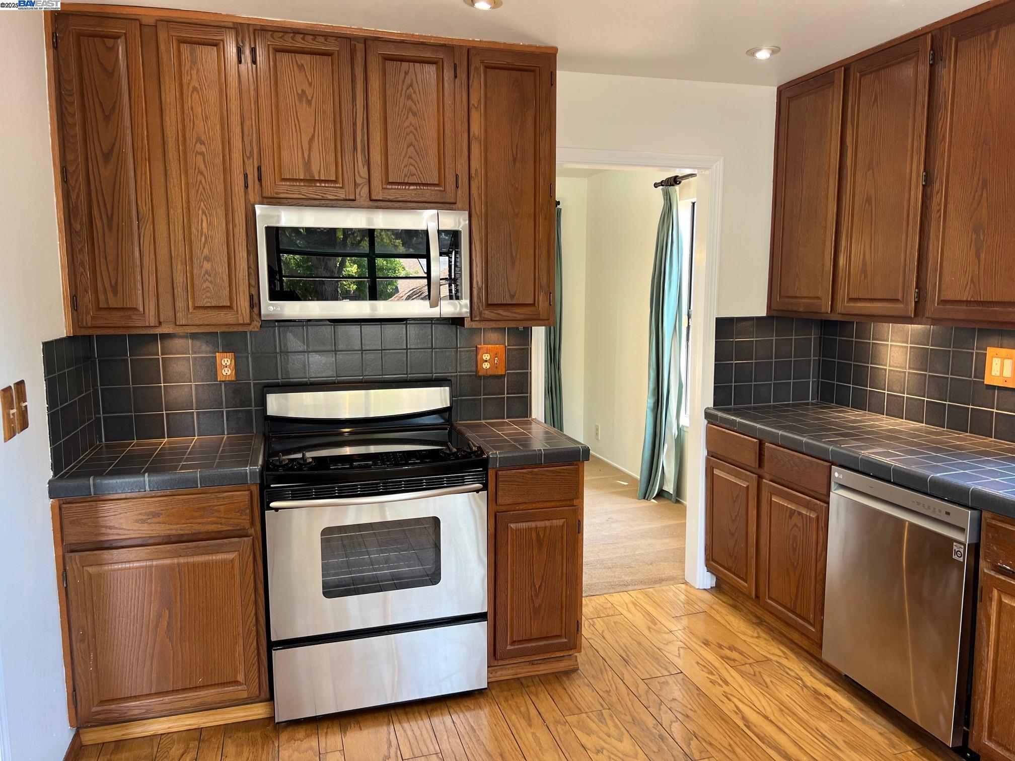 Detail Gallery Image 4 of 58 For 3242 Monika Ln, Hayward,  CA 94541 - 3 Beds | 2/1 Baths